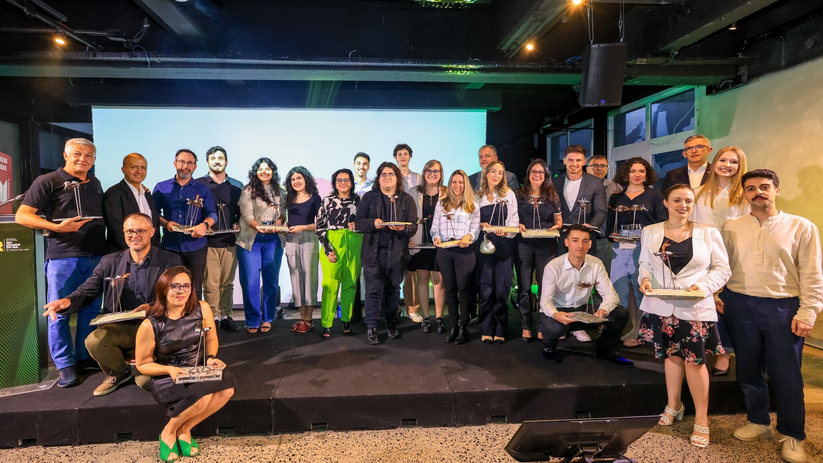 todos os premiados reunidos em cima do palco