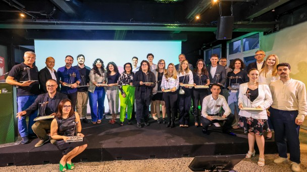 todos os premiados reunidos em cima do palco 