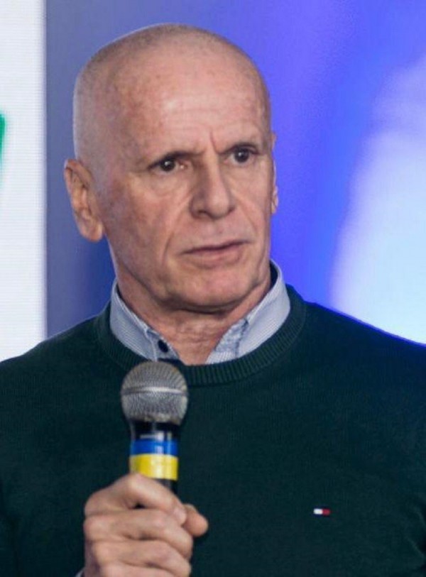 Foto em plano médio Caio Tomazeli